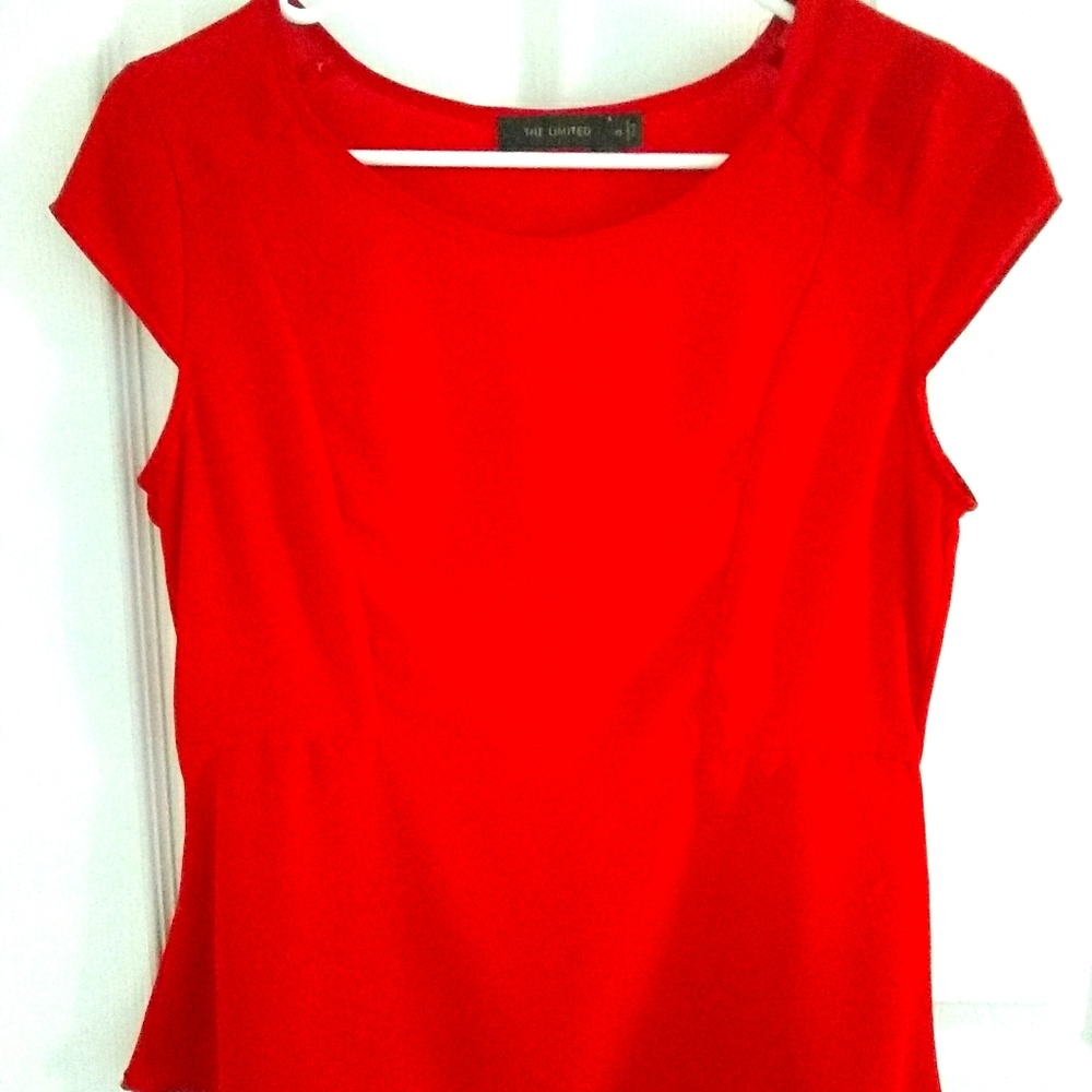 Delicately tailored red Limited top 🍒